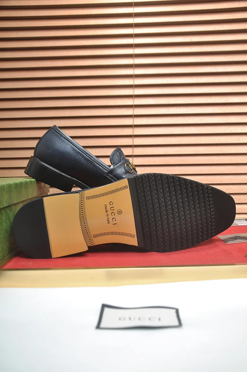 Men's shoes💰460💶Italy's top luxury men's shoes giant [GUCCI Gucci] has a new model 🍃Original European style🔰 Pleasant to the eye😍In order to make the shoes more durable and non-deformable🌀The production continues to follow traditional methods but there is still no lack of innovation💪The original cowhide is chosen for the leather♻️ Smooth, natural and exceptionally bright⭐Made of imported cowhide, the first choice of the rich 38-45 (45 customized)